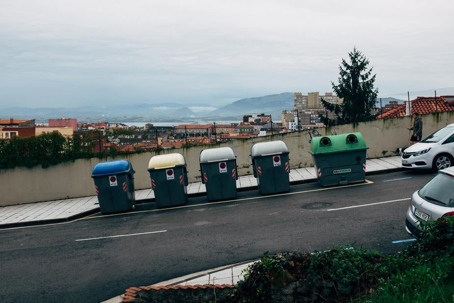 http://www.axisarabia.com/cdn/shop/collections/a-mix-of-public-recycling-bins-at-the-side-of-a-steep-road_1024x.jpg?v=1586975383